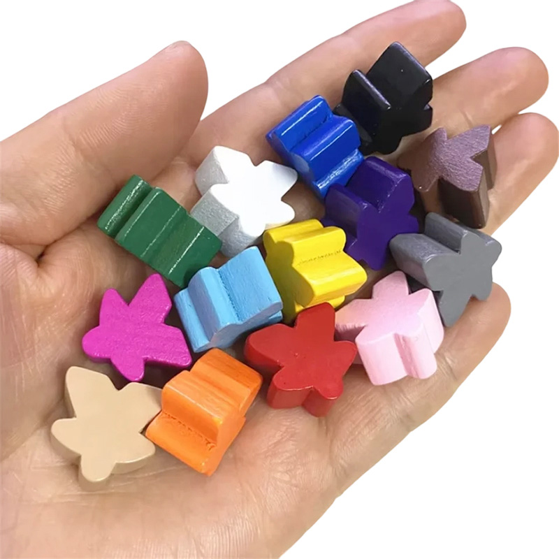 Çok renkli ahşap meeple piyon oyunu aksesuarları