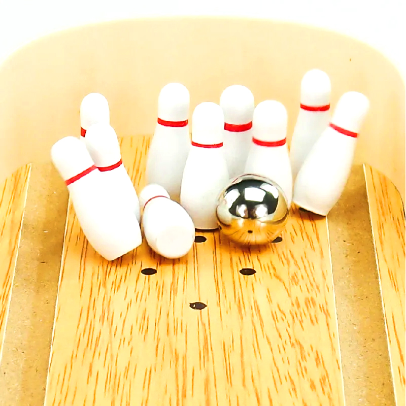 Çelik Top ve Lobutlardan oluşan Kompakt Ahşap Set Mini Masaüstü Bowling Oyunu
